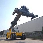 Maquina Reach Stacker